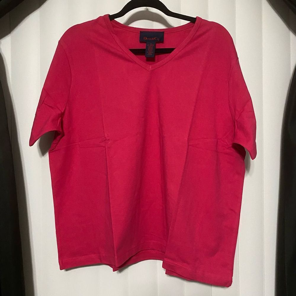 Denim and Co raspberry vneck short sleeved shirt